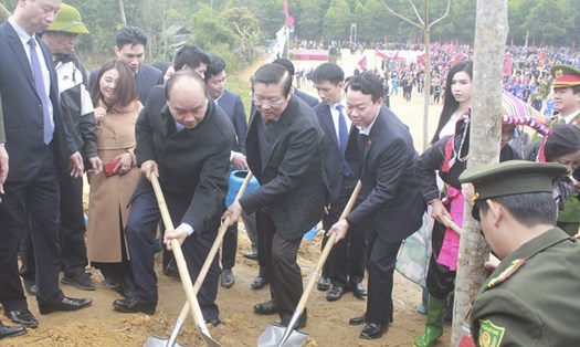 Thủ tướng Nguyễn Xuân Phúc cùng các lãnh đạo trung ương, lãnh đạo tỉnh Yên Bái trồng cây dịp đầu năm. Ảnh T.Vương