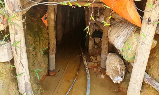 Đường hầm khai thác vàng được giới đào vàng xây dựng ngầm dưới lòng núi. Ảnh: Ngọc Giàu