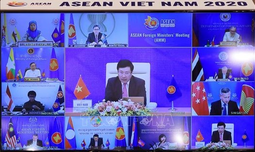 Phó Thủ tướng, Bộ trưởng Bộ Ngoại giao Phạm Bình Minh chủ trì Hội nghị Bộ trưởng Ngoại giao ASEAN theo hình thức trực tuyến. Ảnh: TTXVN