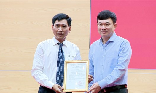 Phó Bí thư thường trực tỉnh ủy Quảng Ninh trao quyết định phân công công tác của Tỉnh ủy Quảng Ninh cho ông Nguyễn Tiến Dũng (bên trái). Ảnh: CTV