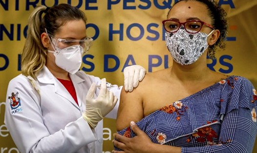 Nhân viên y tế tiêm vaccine COVID-19 do công ty Trung Quốc Sinovac Biotech sản xuất cho tình nguyện viên tại bệnh viện Sao Lucas, ở Porto Alegre, miền nam Brazil. Ảnh: AFP.