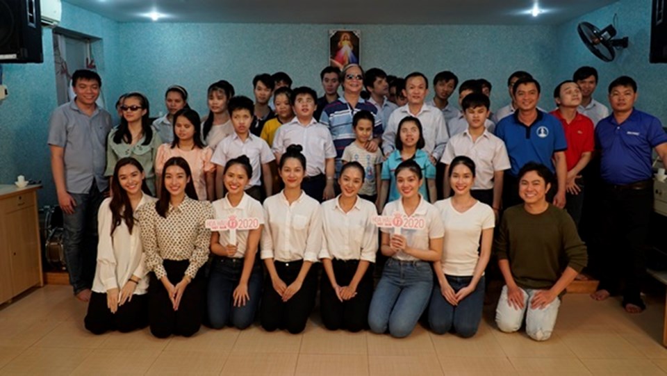 Các thí sinh Hoa hậu Việt Nam tại dự án. Ảnh: SV