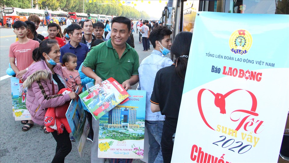 Hàng ngàn lao động khó khăn tại Bình Dương sẽ được tặng vé xe miễn phí về quê đón tết. Ảnh: Đình Trọng