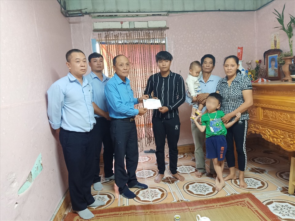 Công đoàn tỉnh Hải Dương trao hỗ trợ cho gia đình chị Trang - bị tử vong do tai nạn giao thông. Ảnh: Diệu Thuý