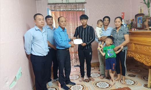 Công đoàn tỉnh Hải Dương trao hỗ trợ cho gia đình chị Trang - bị tử vong do tai nạn giao thông. Ảnh: Diệu Thuý