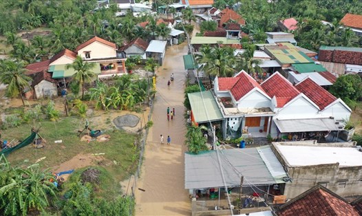 Bão số 12 đổ bộ gây mưa lớn đã làm nhiều vùng ở thị xã Ninh Hòa, Khánh Hòa ngập trong nước.