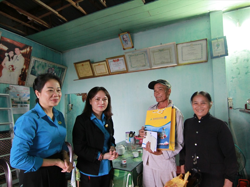 Chủ tịch Công đoàn Dầu khí Việt Nam  Nghiêm Thùy Lan (thứ hai từ trái sang) trao hỗ trợ cho người lao động và người thân bị thiệt hại do lũ lụt tại tỉnh Quảng Ngãi. Ảnh: CĐ DK