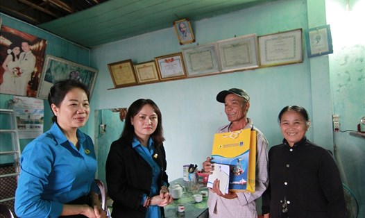 Chủ tịch Công đoàn Dầu khí Việt Nam  Nghiêm Thùy Lan (thứ hai từ trái sang) trao hỗ trợ cho người lao động và người thân bị thiệt hại do lũ lụt tại tỉnh Quảng Ngãi. Ảnh: CĐ DK