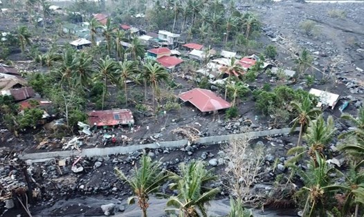 Các tòa nhà bị phá hủy trong cơn bão Goni ở tỉnh Catanduanes, Philippines. Ảnh: AFP.