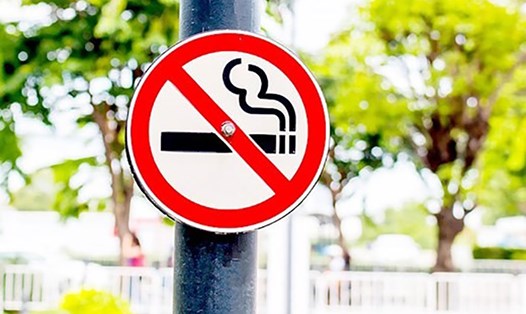 Không có bảng/biển "cấm hút thuốc lá" tại những nơi cấm hút thuốc theo qui định cũng sẽ bị xử phạt từ 3-5 triệu đồng. Ảnh: Hy/LĐO.