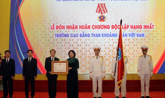 Phó Chủ tịch nước Đặng Thị Ngọc Thịnh tặng Huân chương Độc lập hàng nhất cho Trường cao đẳng Than Khoáng sản Việt Nam. ảnh ĐT