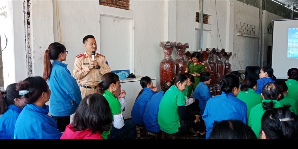 Cán bộ cảnh sát giao thông tỉnh Yên Bái tuyên truyền Luật Giao thông tới đoàn viên. Ảnh: Xuân Hiền