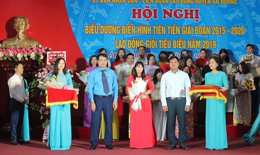 Lãnh đạo LDLĐ huyện An Dương Hải Phòng khen thưởng điển hình tiên tiến giai đoạn 2015-2020. Ảnh MD