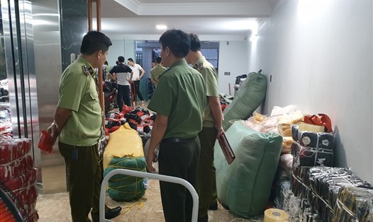 Lực lượng QLTT Quảng Ninh phát hiện kho hàng thời trang nhập lậu cực lớn tại Quảng Ninh. Ảnh: KM