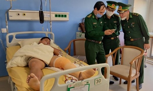 Chiến sỹ Biên phòng Trần Hữu Chiến bị thương đang điều trị. Ảnh: TT.