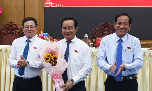 Ông Nguyễn Văn Được (giữa) được bầu làm Chủ tịch HĐND tỉnh Long An. Ảnh: K.N