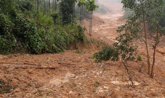 Sạt lở ở thôn Ra Pân, xã Sơn Long khiến hàng ngàn khối bùn đá trút xuống một ngôi làng. Ảnh: Đ.V- Thanh Ba