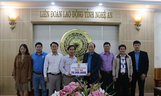 Đồng chí Vàng A Lả - Chủ tịch LĐLĐ tỉnh Sơn La trao số tiền hỗ trợ 50 triệu đồng cho CNVCLĐ Nghệ An. Ảnh: Thanh Tùng