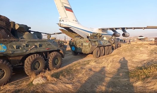 Nga đưa lực lượng gìn giữ hoà bình và thiết bị quân sự tới Nagorno-Karabakh. Ảnh: Bộ Quốc phòng Nga