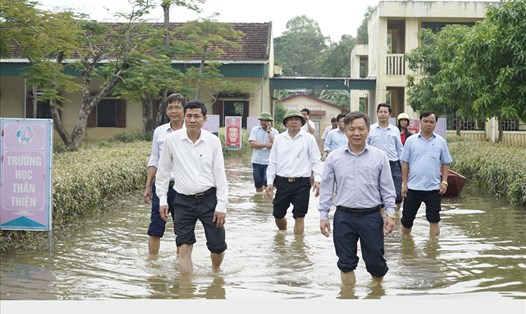 Lãnh đạo ngành Giáo dục và Công đoàn ngành Giáo dục tỉnh Nghệ An kiểm tra tình hình thiệt hại do mưa lũ ở huyện Yên Thành. Ảnh: QĐ