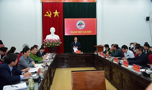 UBND tỉnh Ninh Bình tổ chức hội nghị bàn biện pháp giải quyết tình trạng người dân chặn xe chở vật liệu vào nhà máy ximăng Hướng Dương. Ảnh: NT