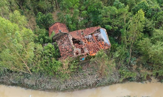 Một ngôi nhà ở xã An Định, huyện Tuy An, Phú Yên bị đổ sập nhìn từ trên cao.