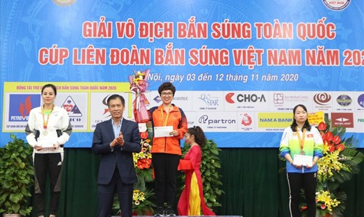 Ông Trần Đức Phấn - Phó Tổng cục trưởng phụ trách Tổng cục TDTT trao giải cho các vận động viên bắn súng đạt giải. Ảnh: Bùi Lượng