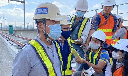 Ông Shigeki Ihara (bìa trái) – Giám đốc dự án Liên danh Sumitomo - Cienco6 (SCC) - tổng thầu gói CP2 (đoạn trên cao và depot) tuyến metro số 1 (Bến Thành - Suối Tiên).  Ảnh: Minh Quân