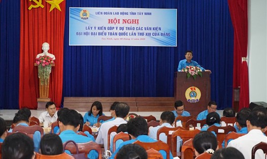 Chủ tịch LĐLĐ tỉnh Tây Ninh Võ Văn Dũng chủ trì hội nghị lấy ý kiến góp ý Dự thảo các văn kiện trình Đại hội XIII của Đảng. Ảnh: Quốc Tiến