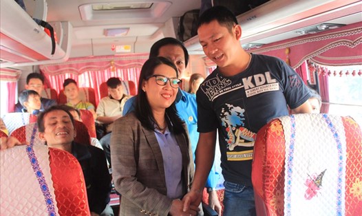 Chủ tịch LĐLĐ tỉnh Đồng Nai Nguyễn Thị Như Ý thăm hỏi, động viên công nhân được tặng vé xe về quê đón Tết Kỷ Hợi. Ảnh: Minh Châu