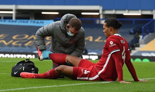 Van Dijk nghỉ hết mùa sau chấn thương dây chằng ở trận gặp Everton. 
Ảnh: Liverpool FC