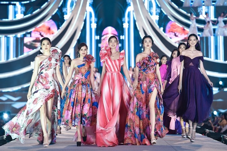 Hoa hậu Việt Nam Mỹ Linh vừa làm giám khảo, vừa catwalk cực đỉnh