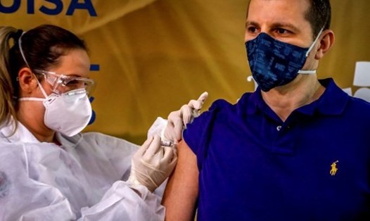 Nhân viên y tế Brazil tiêm vaccine COVID-19 của Sinovac cho tình nguyện viên tham gia thử nghiệm. Ảnh: AFP