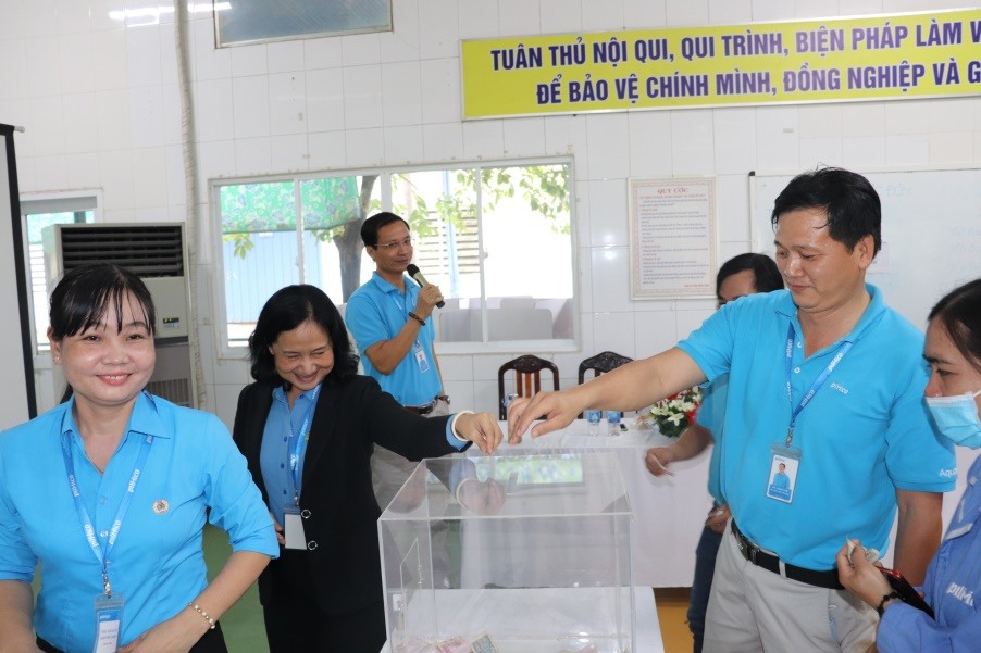 Lãnh đạo LĐLĐ tỉnh, LĐLĐ huyện Thanh Bình, đoàn viên công nhân lao động tham gia đóng góp mô hình chung tay xây dựng mái ấm Pilmico. Ảnh: H.L