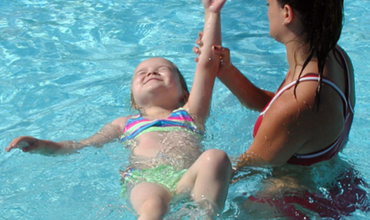 Hãy tập cho trẻ làm quen mặt nước trước khi dạy sang các kỹ thuật bơi. Ảnh nguồn: Mnet.