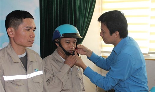 Lãnh đạo Liên đoàn Lao động quận Hồng Bàng (Hải Phòng) tặng mũ bảo hiểm cho công nhân lao động. Ảnh MD