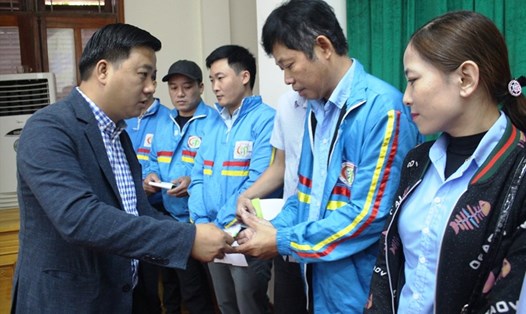 Ông Nguyễn Ngọc Sa - Giám đốc kinh doanh khu vực miền Bắc của Công ty CP Carbon Việt Nam trao quà cho công nhân thuộc Công đoàn ngành GTVT Hà Tĩnh. Ảnh: Trần Tuấn.