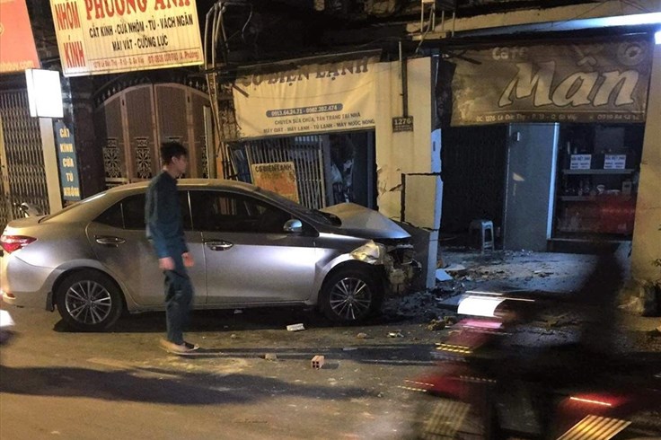 TPHCM: Va quệt nhau, ô tô tông đổ tường nhà dân