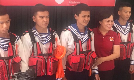 Bà Mai Thị Hạnh – phu nhân nguyên Chủ tịch Nước Trương Tấn Sang và đoàn công tác nhóm “Chia sẻ - Sharing” đã trao tặng 500 áo phao cứu sinh cho các chiến sĩ nhà giàn DK1. Ảnh: Minh Châu