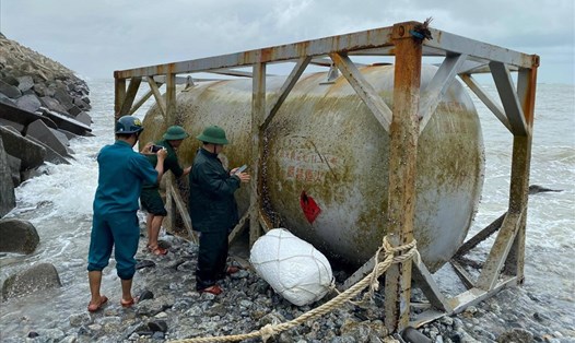 Bồn kim loại được phát hiện tại vùng biển Quảng Ngãi. Ảnh: Bộ đội Biên phòng Quảng Ngãi