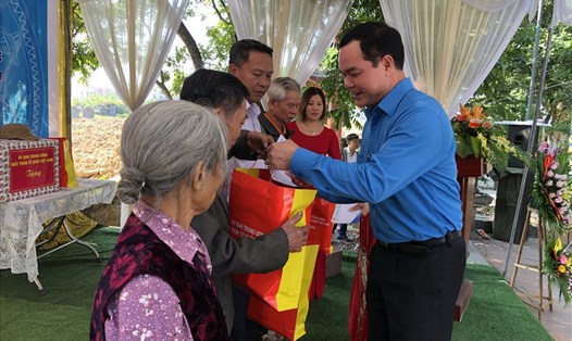 Ông Nguyễn Đình Khang - Uỷ viên Trung ương Đảng, Chủ tịch Tổng Liên đoàn Lao động Việt Nam - trao quà tới các gia đình chính sách của thôn Ngọc Nội. Ảnh: Bảo Hân.