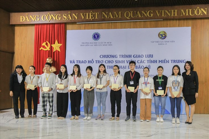 Cựu sinh viên trao hơn 400 triệu đồng hỗ trợ sinh viên vùng lũ Cựu sinh viên trao hơn 400 triệu đồng hỗ trợ sinh viên vùng lũ