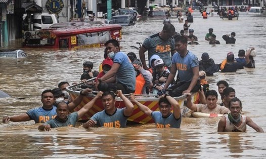 Lực lượng cứu hộ giải cứu người dân trong tình trạng nước ngập sâu do bão Vamco gây ra tại thành phố Marikina hôm 12.11. Ảnh: AFP