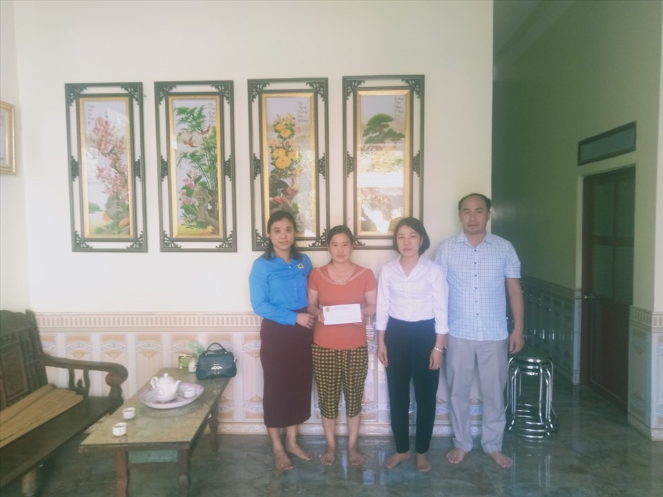 Đại diện LĐLĐ huyện Tam Dương thăm hỏi, trao quà tại gia đình đoàn viên Trần Văn Hồng. Ảnh: Thanh Hương
