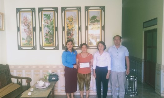 Đại diện LĐLĐ huyện Tam Dương thăm hỏi, trao quà tại gia đình đoàn viên Trần Văn Hồng. Ảnh: Thanh Hương