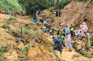 Nhịp sống 24h: Công an, bộ đội đào đất đá tìm người mất tích trong vụ sạt lở ở Quảng Nam. Ảnh: Anh Tuấn