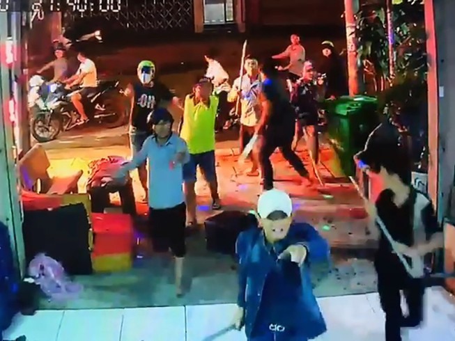 Nhóm đập phá quán chân gà. Ảnh: Camera an ninh