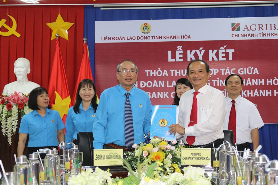 Lễ ký kết thỏa thuận hợp tác chuyển kinh phí công đoàn qua tài khoản Ngân hàng Agribank. Ảnh: Phương Linh