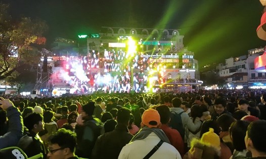 Nhiều năm nay, sự kiện đếm ngược chào năm mới ở Hà Nội thu hút hàng nghìn người tham gia. Ảnh: LĐO