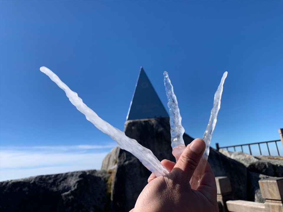 Đỉnh Fansipan đóng băng trong thời tiết lạnh giá. Ảnh: Hà.